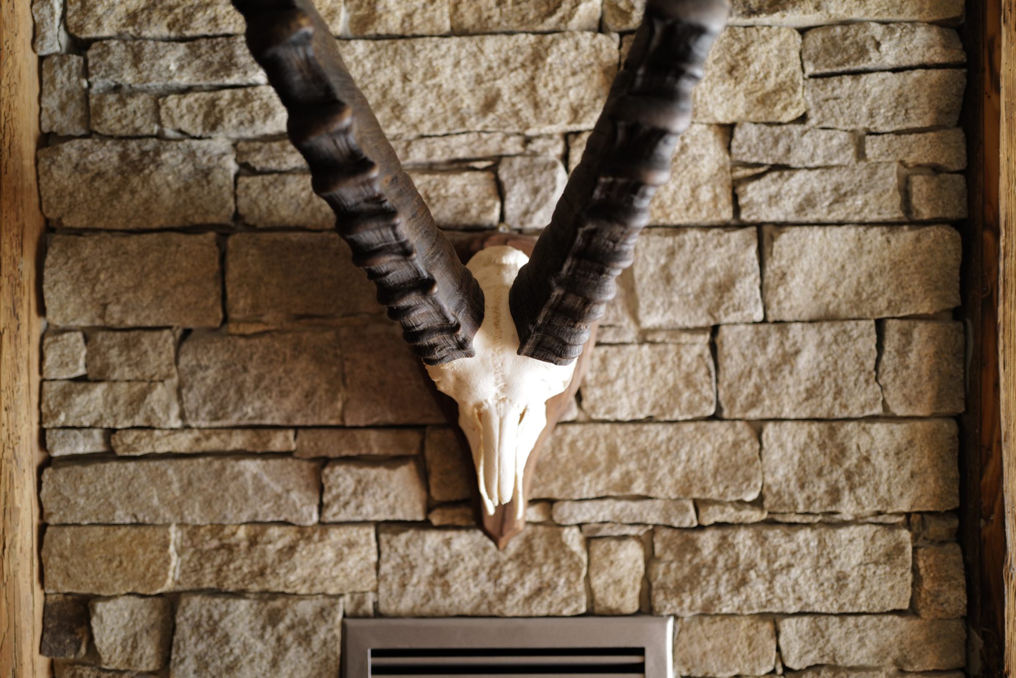 301_chalet_cheminee_detail_bouquetin_margheritainteriors